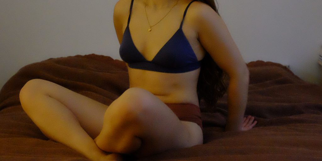 Jeune femme en ensemble de lingerie éthique Do you green 