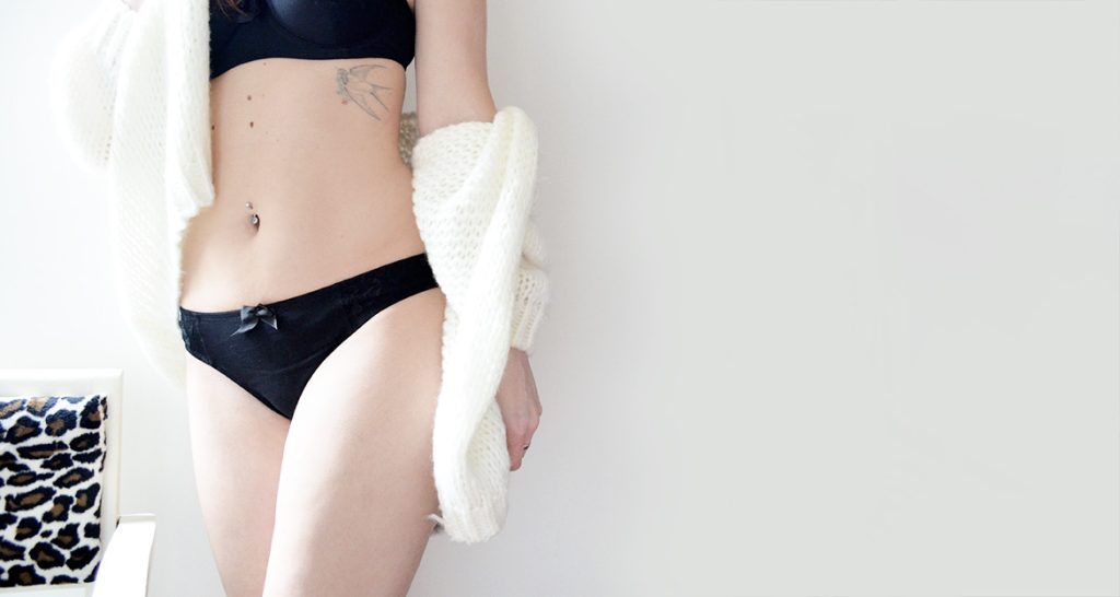 Jeune femme blanche avec ensemble de lingerie éthique noir