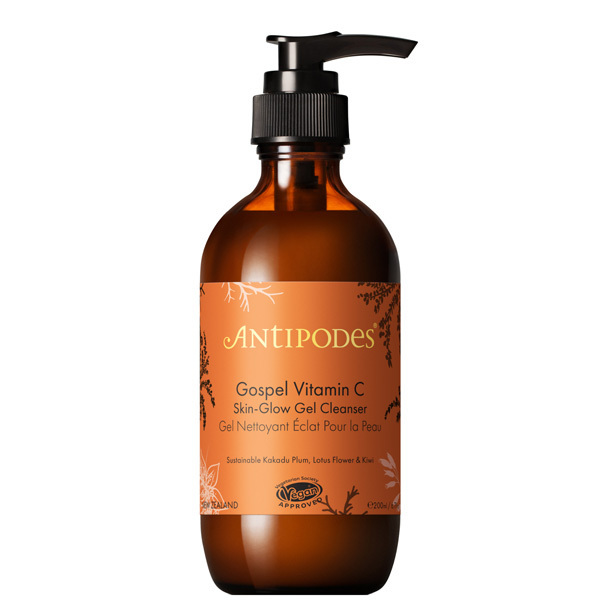 Gel nettoyant éclat Antipodes Gospel Vitamin C Skin-Glow Gel Cleanser certifié vegan 200ml.
Un flacon pompe en verre ambré de type apothicaire avec une étiquette orange vif. On y lit "Antipodes" en lettres dorées et le nom du produit "Gospel Vitamin C". L'étiquette présente des motifs botaniques délicats et le label "Vegan Approved".