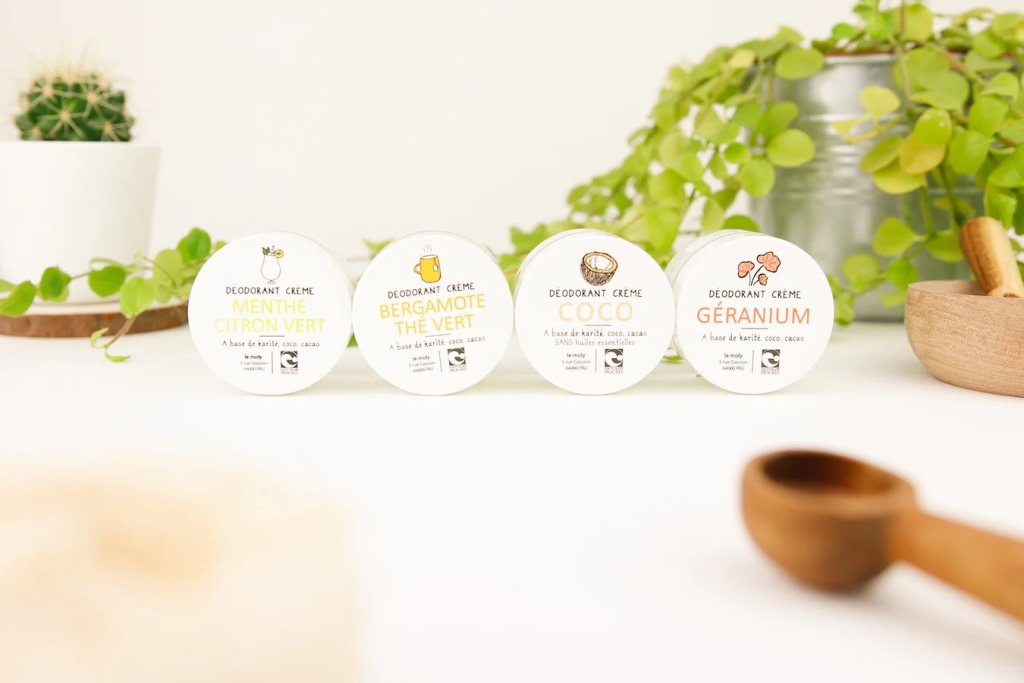 Gamme de déodorants crème bio Le Moly aux parfums Menthe Citron Vert, Bergamote Thé Vert, Coco et Géranium, présentés dans des pots blancs sur un fond naturel avec des plantes.