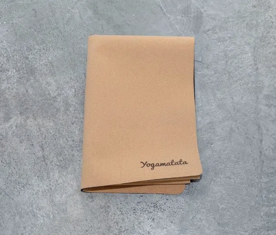 Tapis de yoga en liège plié en 4 avec l'inscription yogamatata en bas à droite 