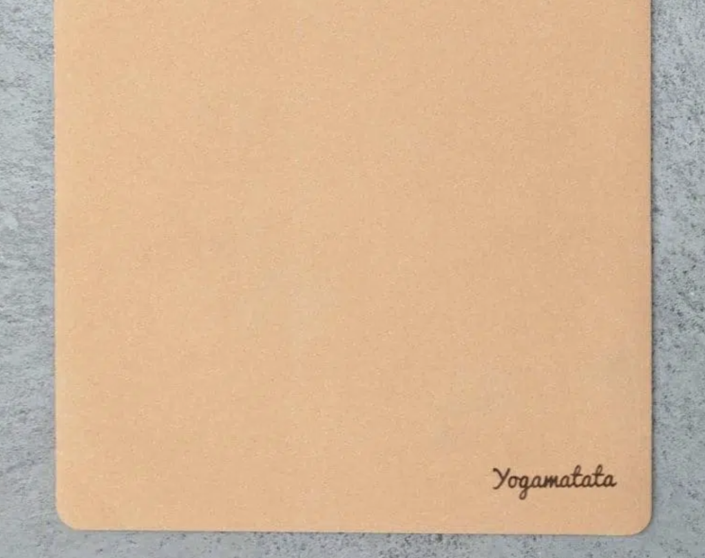 Tapis de yoga en liège avec l'inscription yogamatata en bas à droite 