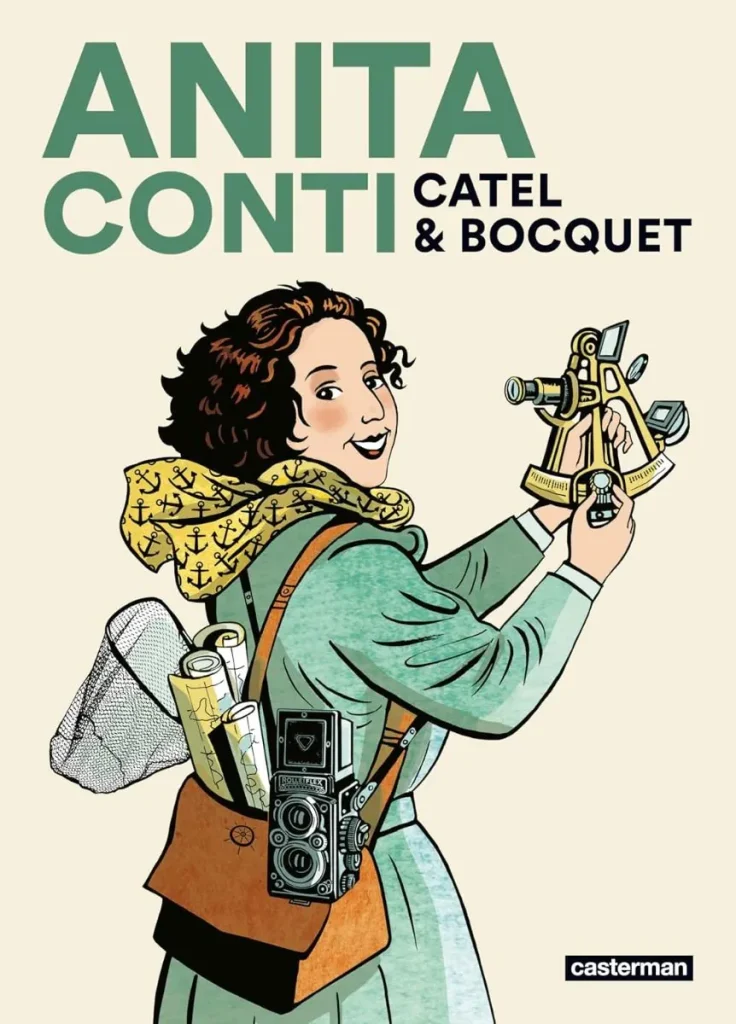 Couverture de la bande dessinée Anita Conti de Catel et Bocquet : illustration d’une femme souriante tenant un sextant, vêtue d’un manteau vert avec un appareil photo en bandoulière, sur fond clair avec le titre en grandes lettres vertes en haut de la couverture.