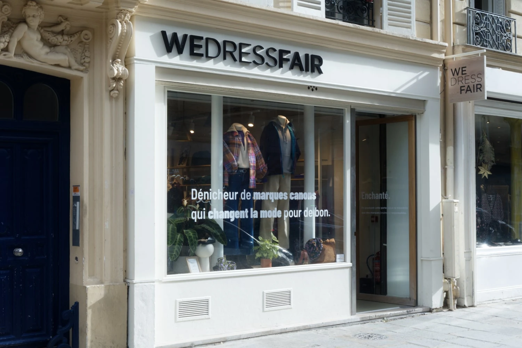 Boutique de mode éthique WEDRESSFAIR, vitrine avec vêtements éco-responsables pour femme et homme, concept store de marques durables et responsables