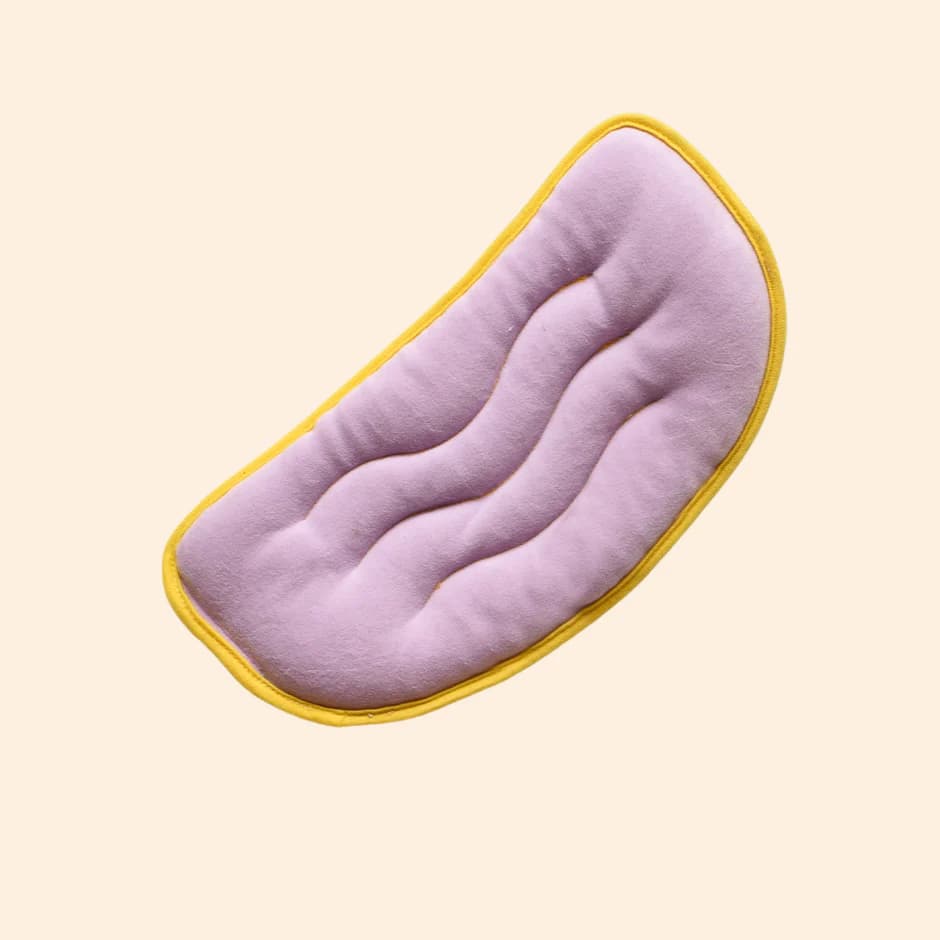 Bouillotte sèche JHO forme ergonomique coloris lilas et liseré jaune, coussin chauffant réutilisable pour soulager les douleurs et crampes menstruelles